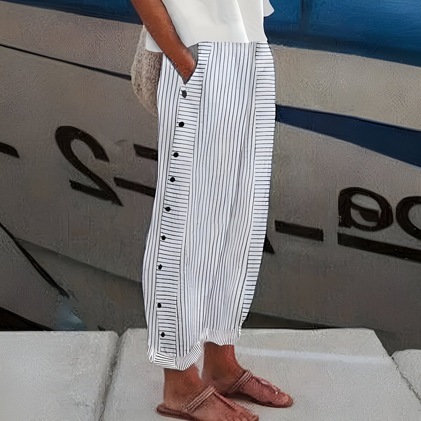 MaisonNox® | Lichte Zomerbroek met Dunne Strepen en Zijknopen voor Casual Chic Stijl