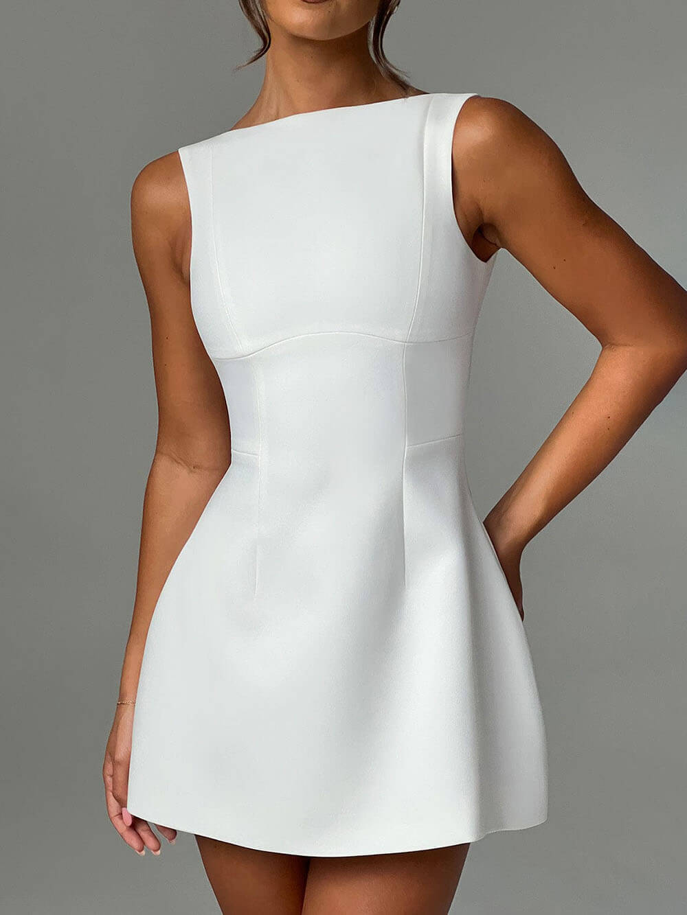 MaisonNox® | Mini-jurk met blote rug en zonder mouwen