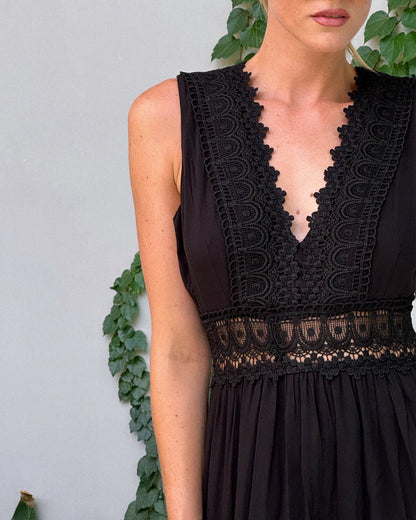 MaisonNox® | Mouwloze Midi Jurk met V-hals en Delicate Kantdetails