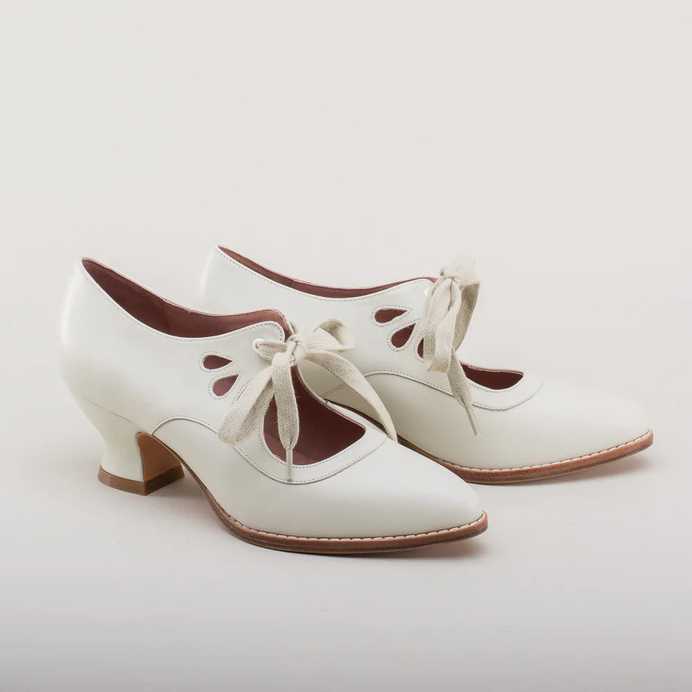MaisonNox®| Retro Hakken met Elegante Veters