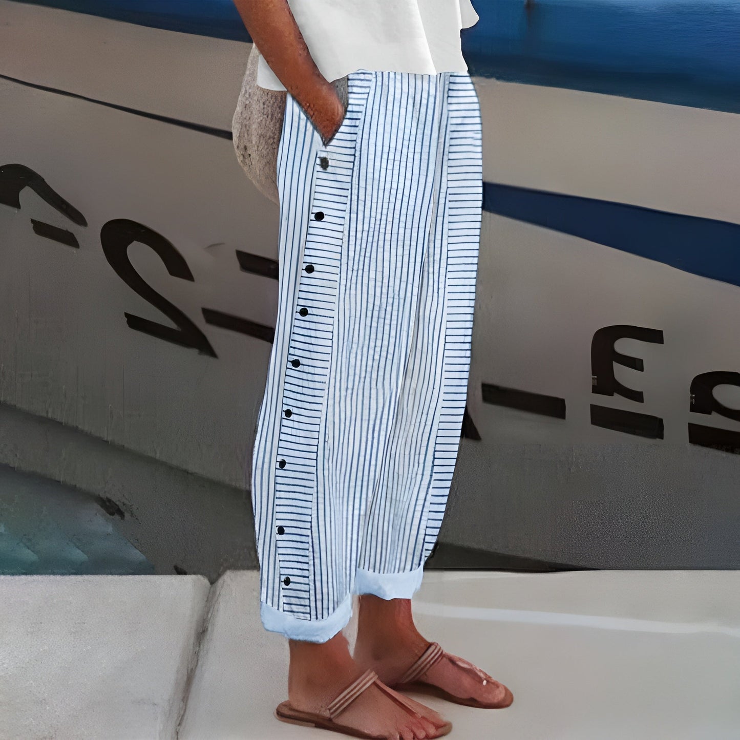 MaisonNox® | Lichte Zomerbroek met Dunne Strepen en Zijknopen voor Casual Chic Stijl
