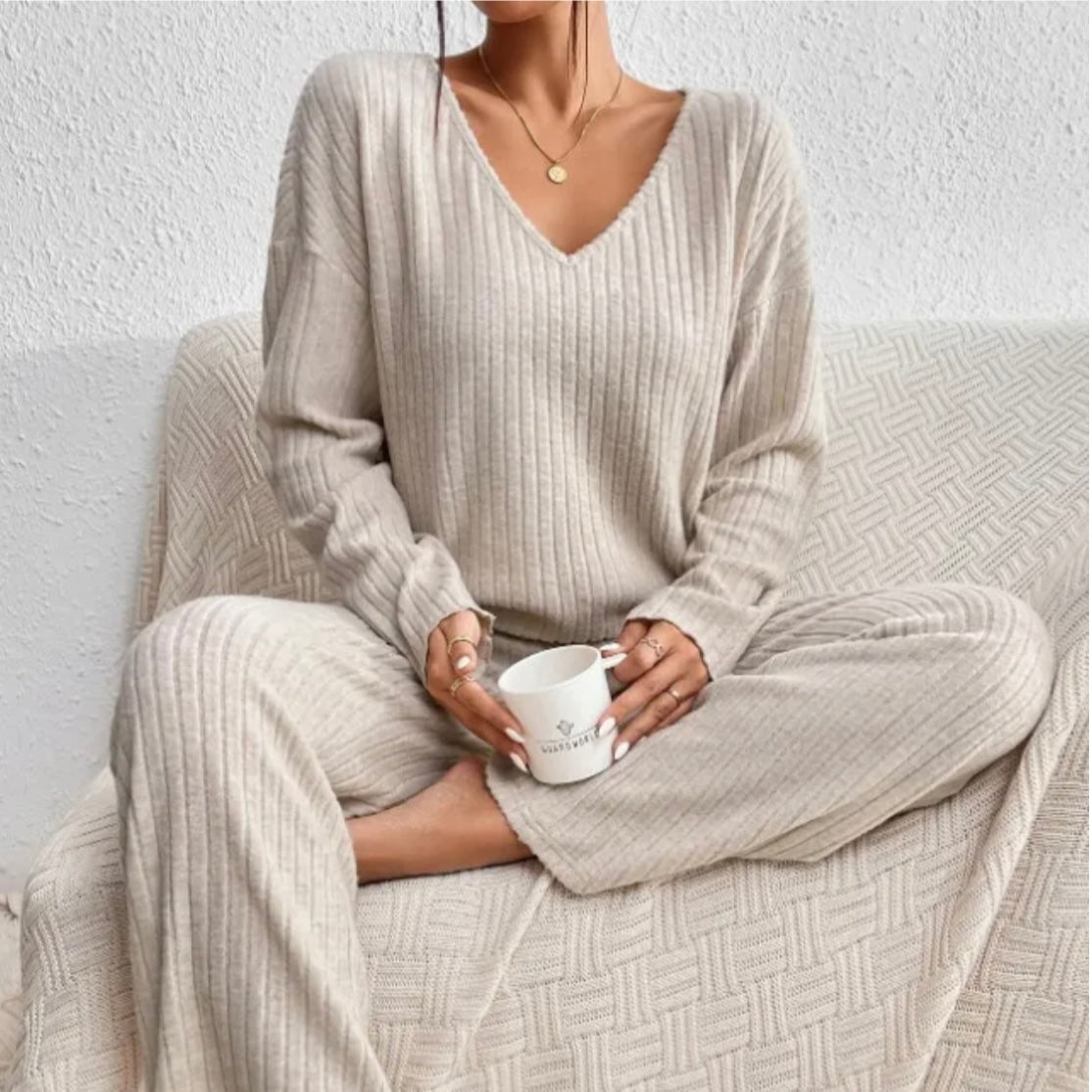 maisonnox® |  Stijlvolle Gebreide Set met V-hals