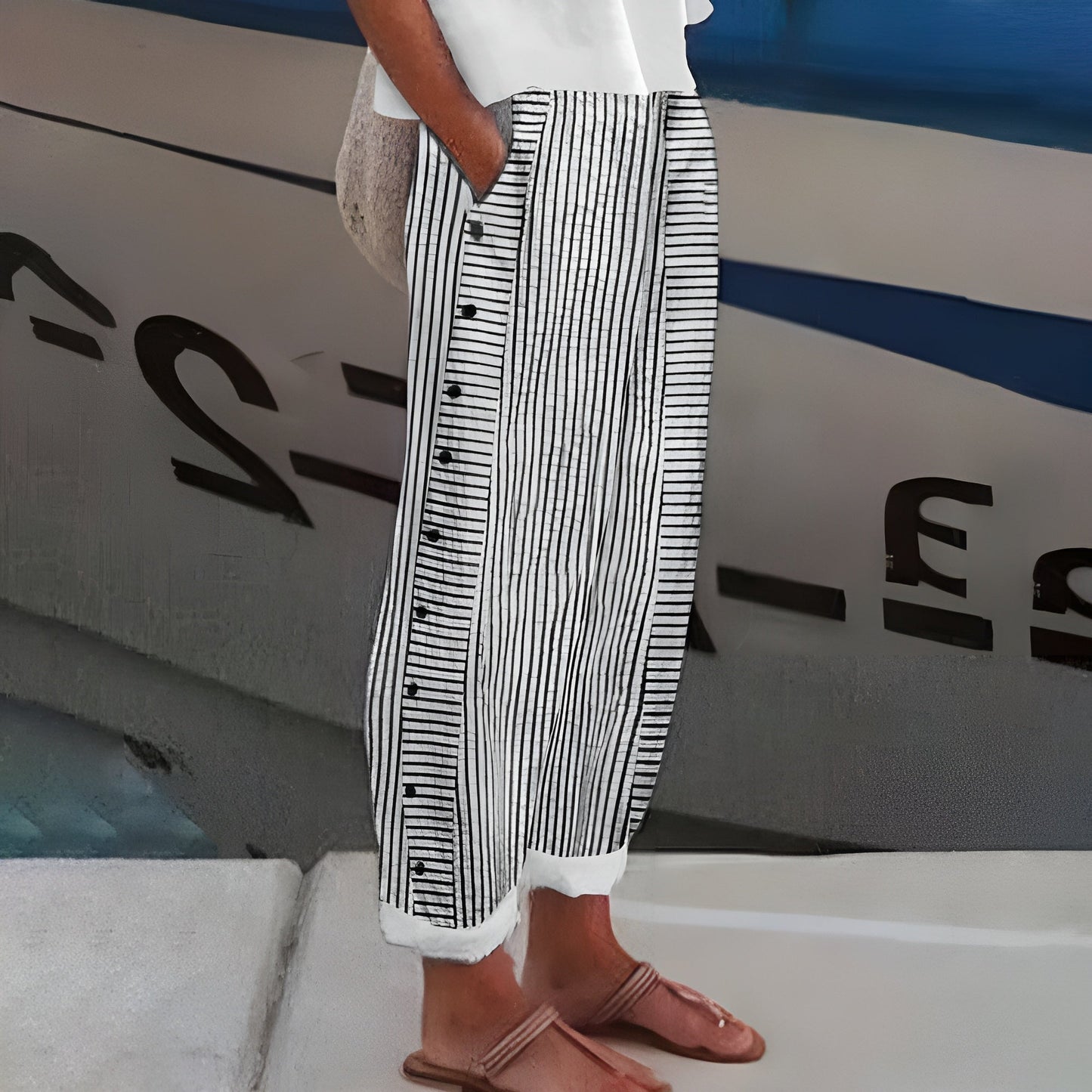 MaisonNox® | Lichte Zomerbroek met Dunne Strepen en Zijknopen voor Casual Chic Stijl
